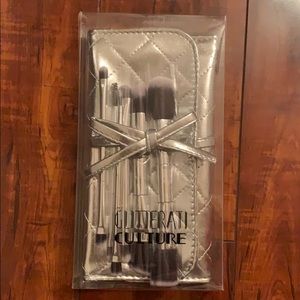 Makeup brush set with carrying case